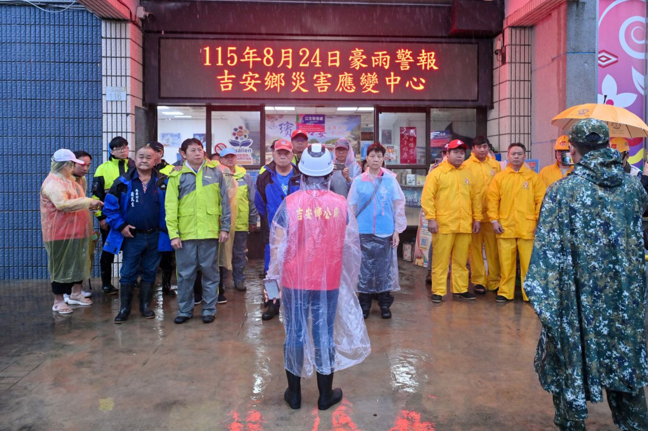 游淑貞冒雨逐戶撤離   守護鄉親安全　45戶86人完成安置缩略图